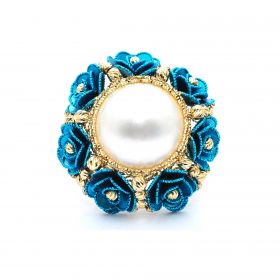 Yellow gold ring with flower and white pearls